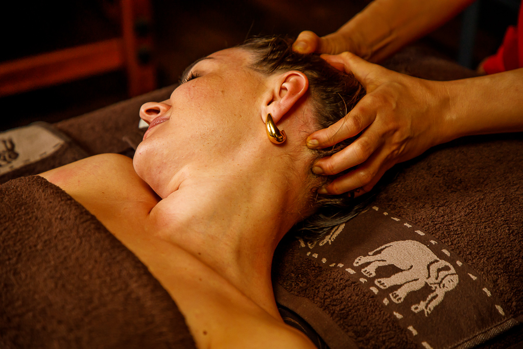 Kopfschmerzen entstehen oft durch Stress sowie verspannte Nacken- und Schulterbereiche. Eine Massage kann dabei helfen, langfristige Linderung zu bringen.